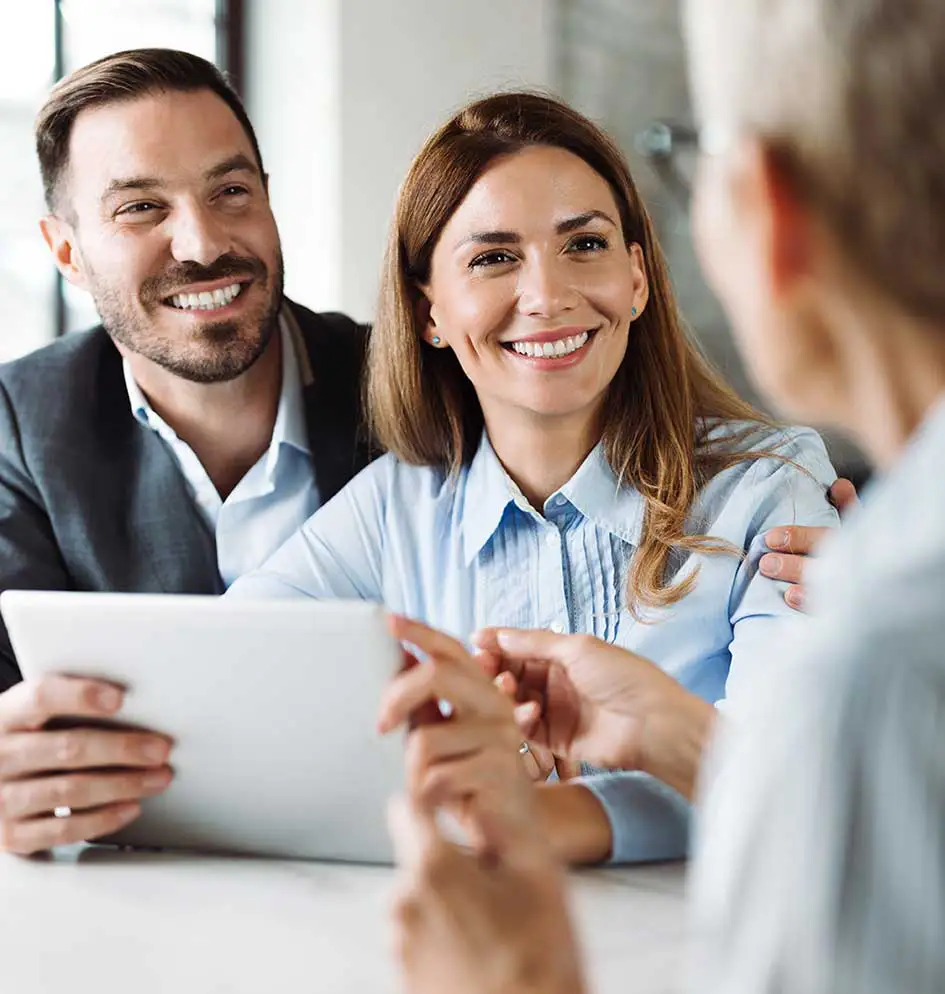 Frau mit Man bei der Beratung