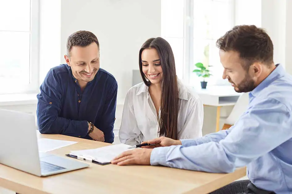 Junges Paar, Beratung zum Kauf oder Miete einer Immobilie