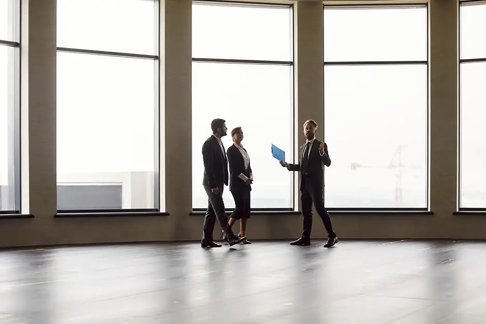 Ein Objekt mit großen Fenstern wird besichtigt