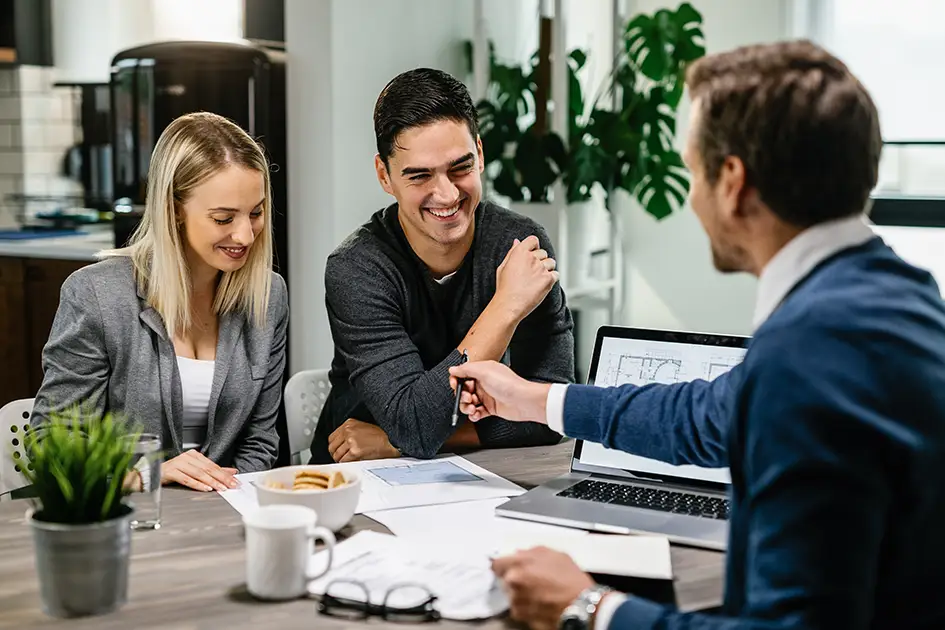 Ein junges Paar bei der Immobilien Finanzierungsberatung