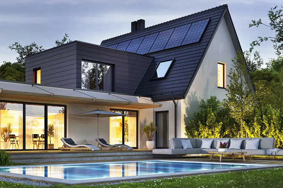 Haus mit Solar Panels und Pool