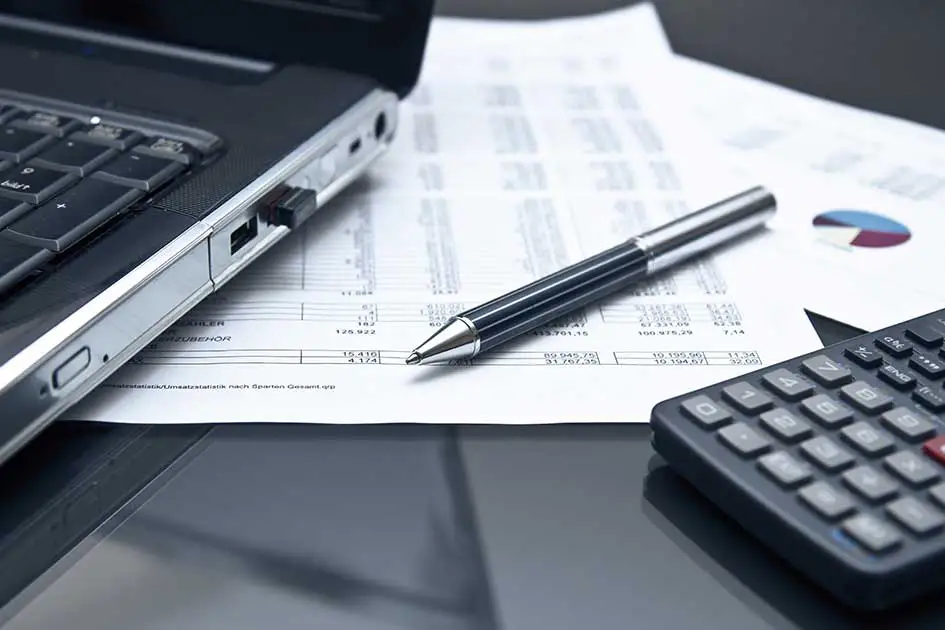 Laptop, Steuer, Stift und Taschenrechner
