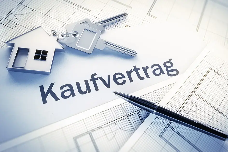 Hausschlüssel liegen auf einem Kaufvertrag