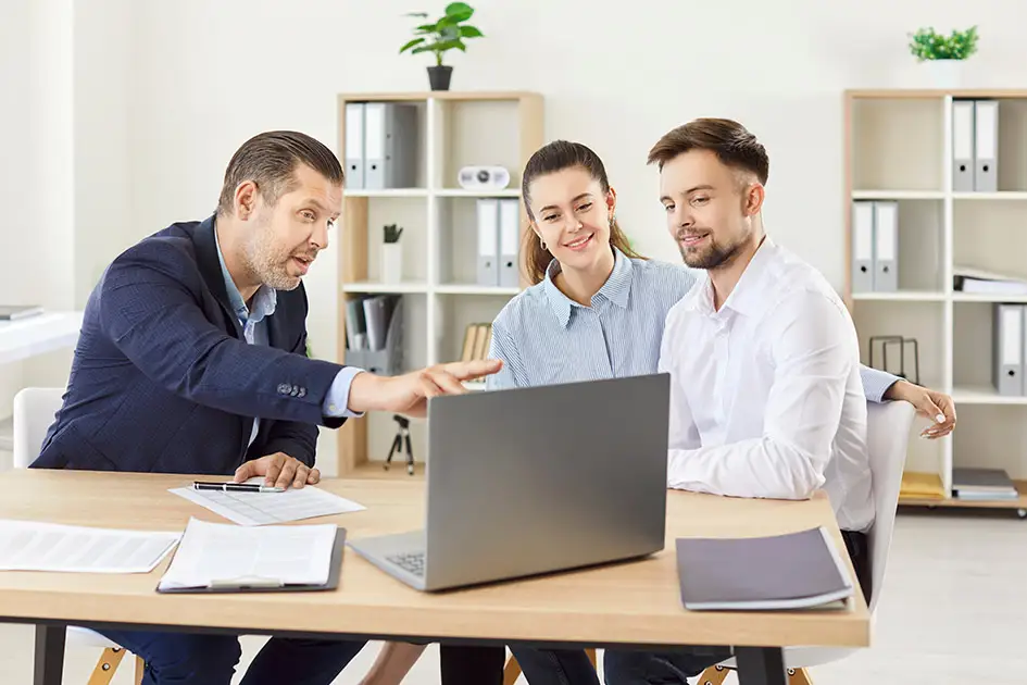 Beratung mit Laptop im Büro