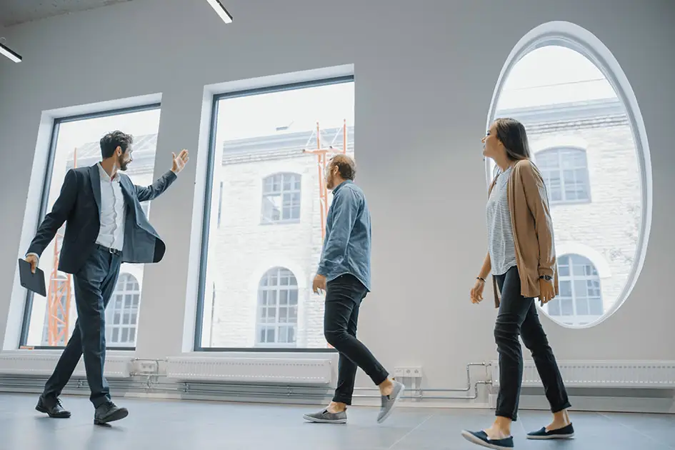 Wohnungsbesichtigung in einem modernen Gebäude