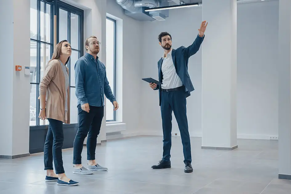 Ein Makler zeigt einem Paar ein neues Apartment