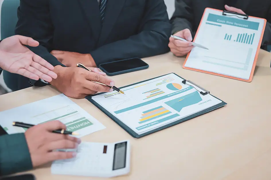 Charts und Berechnungsdiagramme werden bei einer Beratung gezeigt