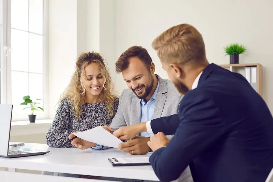 Ein Paar bei der Immobilienberatung