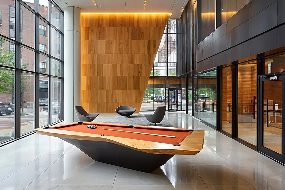 Ein Billardtisch steht im schicken Entrée eines Stadthauses