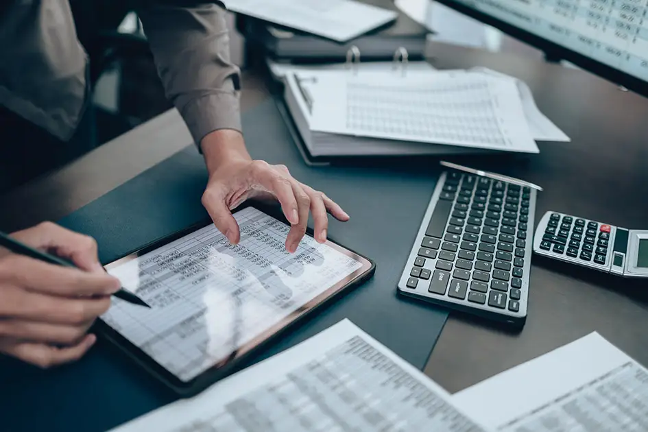 Eine Person arbeitet mit Tablet