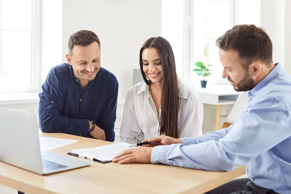 Ein Paar lässt sich beraten zu Förderungen
