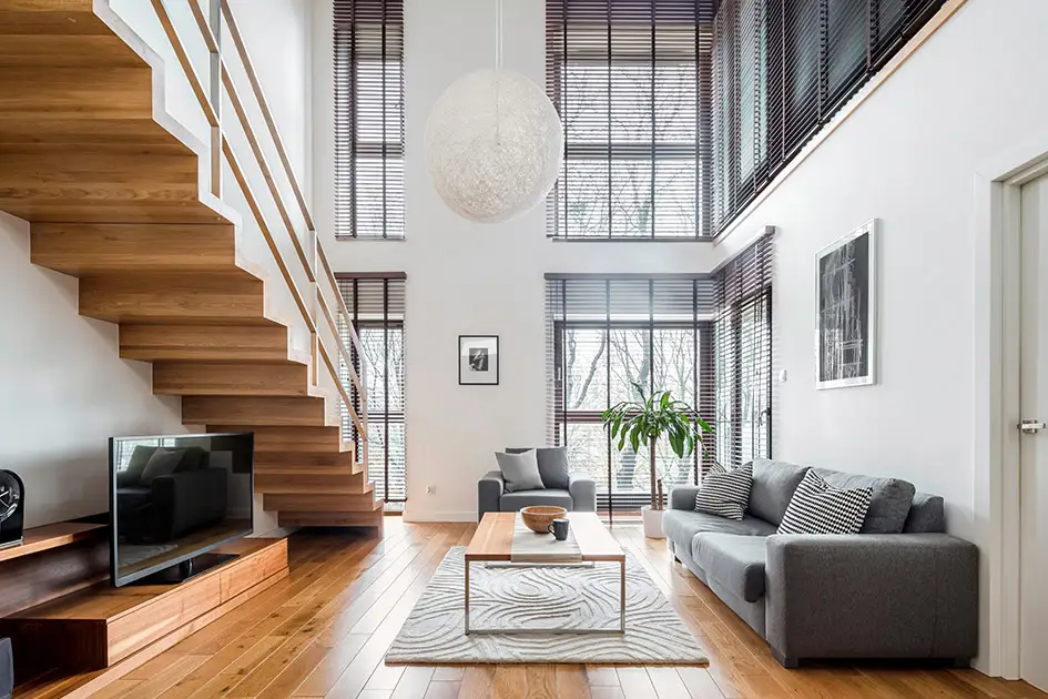 Ein zweigeschossiger Wohnraum mit Treppe und Galerie in einem modernen Wohnhaus