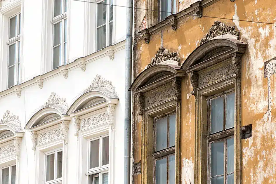 Renovierte und unrenovierte Altbaufassade