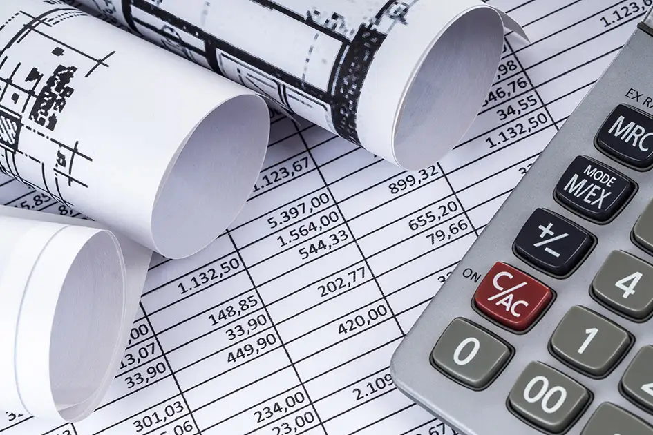 Taschenrechner und Papiere liegen aufeinander