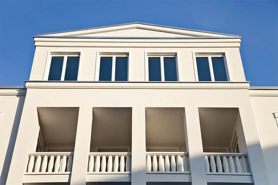 Imposante Fassade einer modernen Villa