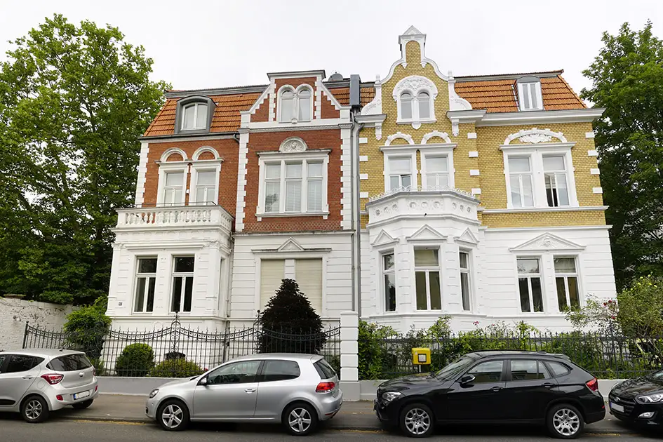 Zwei Gründerzeitaltbauten mit Stuck und bunten Ziegelfassaden glänzen nebeneinander