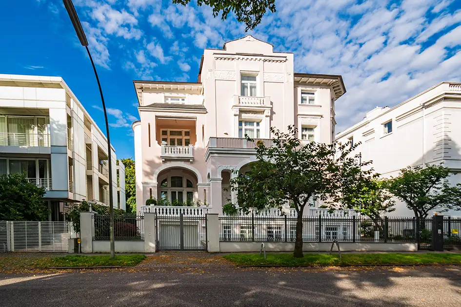 Prächtige freistehende Altbauvilla mit weißer Stuckfassade und Loggien im Grünen