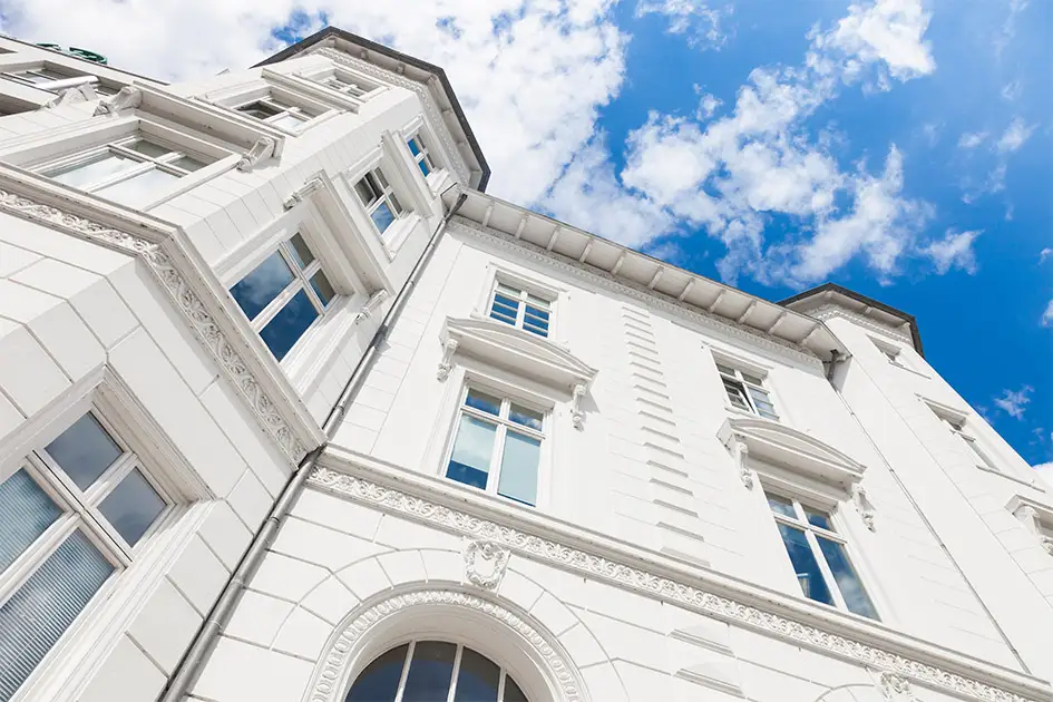 Prächtiger Stuck Altbau vor blauem Himmel